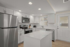 Een koelkast, een microgolfoven, een koffiezetapparaat/waterkoker