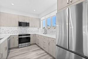 ثلاجة، ميكروويف، فرن، موقد طهي مسطح