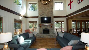 Smart TV, caminetto, lettore DVD, libri