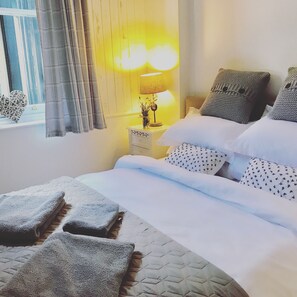 2 chambres, fer et planche à repasser, accès Internet, draps fournis