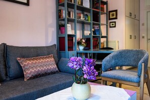 TV, books, offices, printers - Blue Petal Apartment, 5 minutes from the beach (Heraklion)