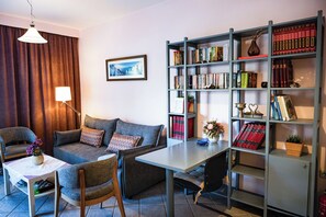 TV, books, offices, printers - Blue Petal Apartment, 5 minutes from the beach (Heraklion)