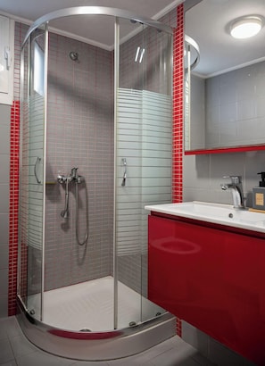 Dusche, Haartrockner, Handtücher, Seife