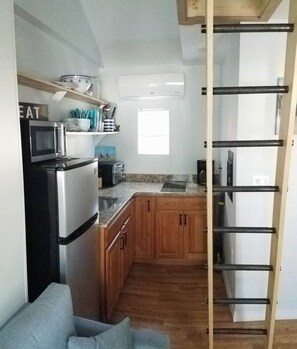 Kylskåp, mikrovågsugn, ugn och spishäll