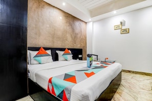 Minibar, in-room safe, desk, rollaway beds - Jeniffer Inn (New Delhi)