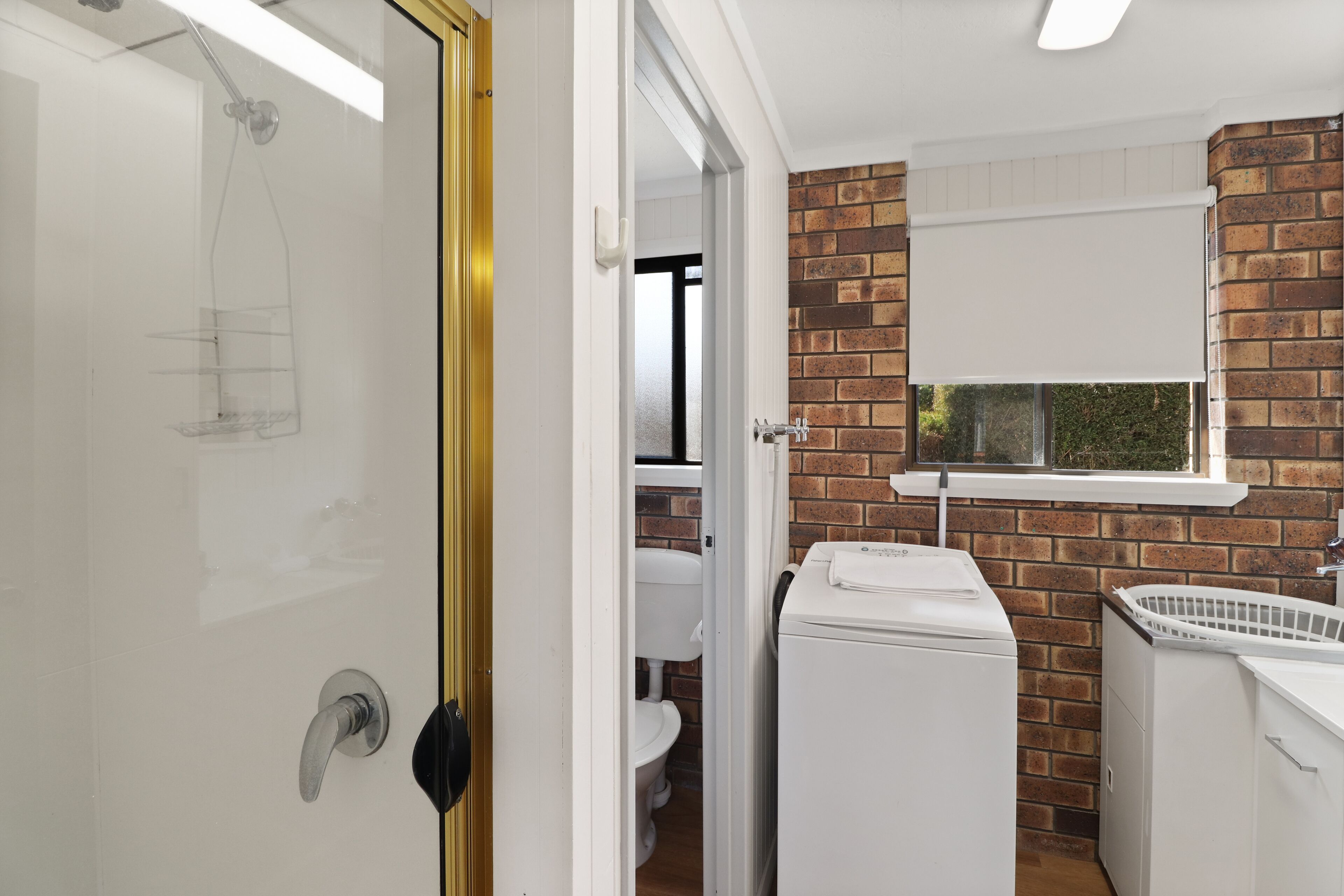 Douche, articles de toilette gratuits, sèche-cheveux
