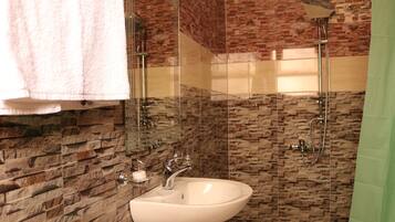 Shower, rainfall showerhead, free toiletries, slippers