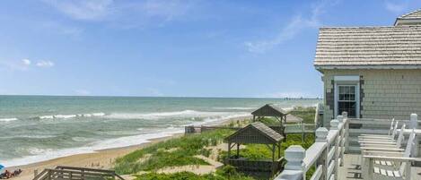 بالقرب من الشاطئ