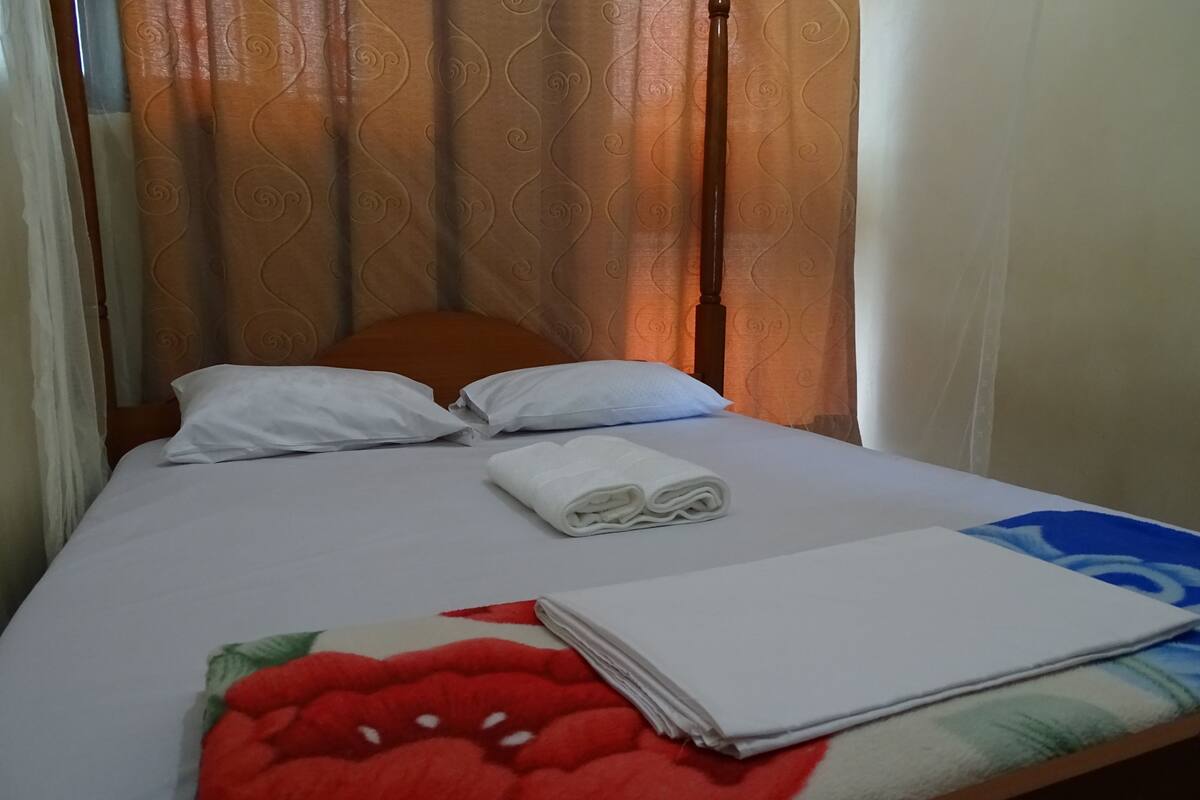 Habitación doble económica | Escritorio y ropa de cama