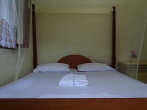 Escritorio y ropa de cama 