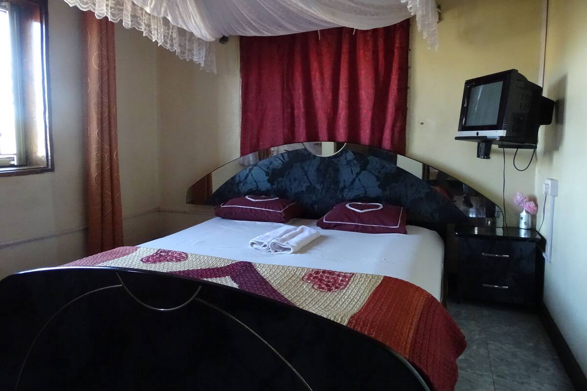 Habitación doble ejecutiva | Escritorio y ropa de cama
