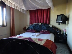 Desk, bed sheets - Angel's Castle Hotel (Kampala)