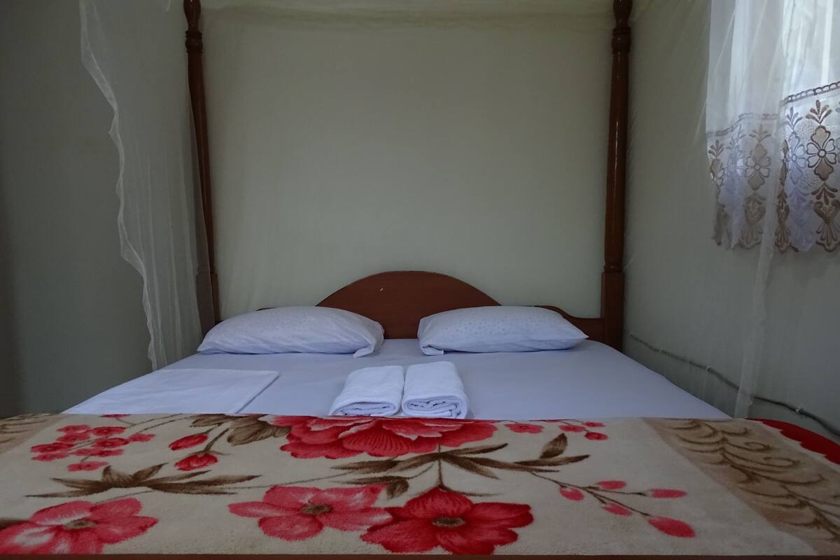Habitación doble estándar | Escritorio y ropa de cama