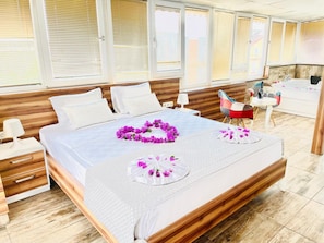 Schreibtisch, schallisolierte Zimmer, Bügeleisen/Bügelbrett