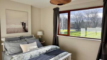 2 bedrooms, iron/ironing board, travel cot, free WiFi