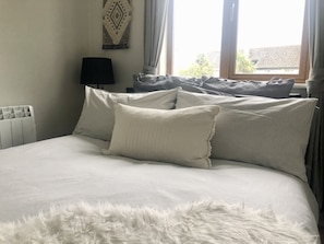 2 bedrooms, iron/ironing board, travel crib, free WiFi - Charming, Modern Masonette in Fermoy River Town. Pet Friendly. (Fermoy)