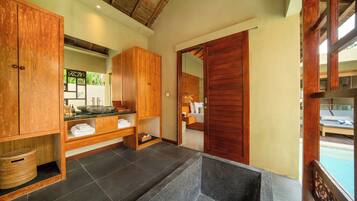 Grand 1 Bedroom Villa with Private Pool | バスルーム | 個別の浴槽とシャワー、深めの浴槽、バスアメニティ (無料)、ヘアドライヤー