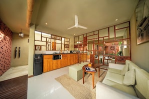 Grand 1 Bedroom Villa with Private Pool | Bếp riêng | Tủ lạnh, lò vi sóng, bếp nấu, dụng cụ nấu nướng/bát dĩa/dao nĩa