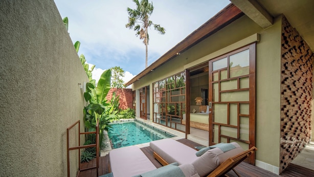 A poolside area with lounge chairs and a small pool. - Manca Villa Canggu by Ini Vie Hospitality (Canggu)