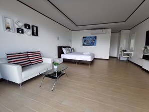 Habitación Deluxe, 1 cama de matrimonio grande, vistas a la montaña | Sala de estar | Televisión de pantalla plana de 42 pulgadas con canales por satélite