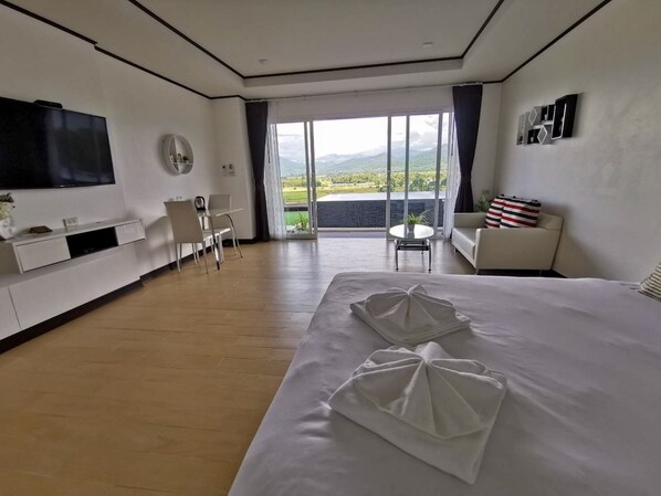Habitación Deluxe, 1 cama de matrimonio grande, vistas a la montaña | Cortinas opacas, camas supletorias, wifi gratis