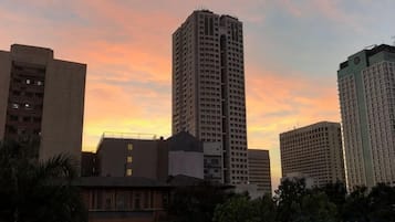 Un horizonte urbano con rascacielos y un cielo al atardecer.
