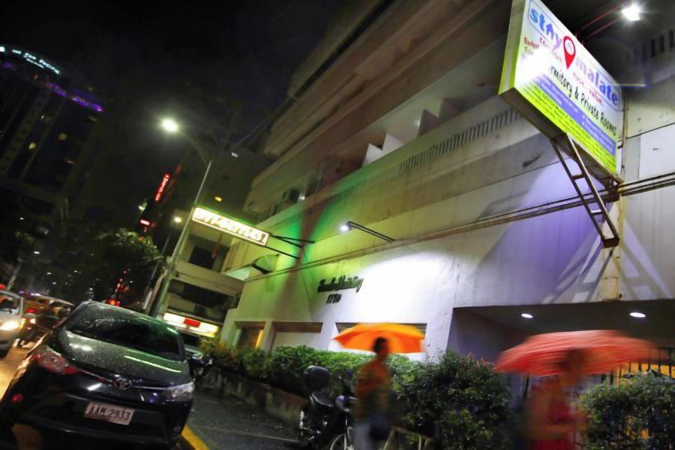 Un edificio con un letrero que dice 'Hotel'.