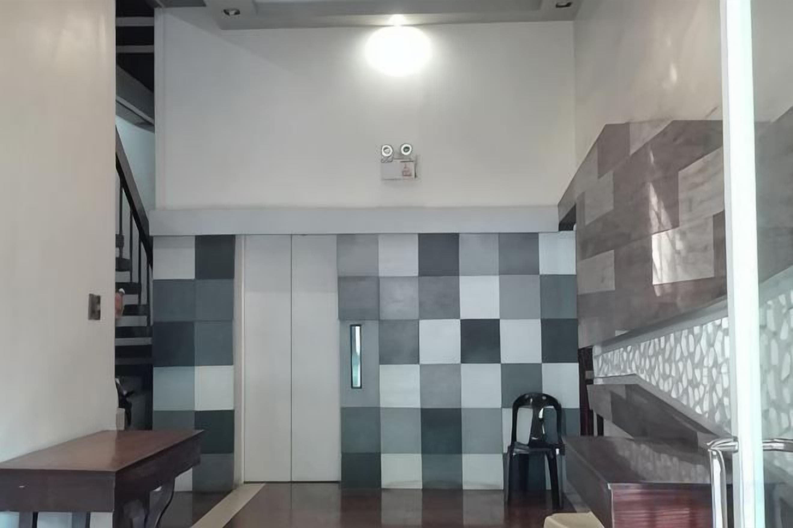 Una cocina moderna con salpicadero a cuadros, estufa integrada y comedor con mesa y sillas.
