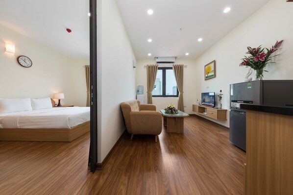 Apartment, 1 Bedroom | Desk, blackout drapes, soundproofing, iron/ironing board