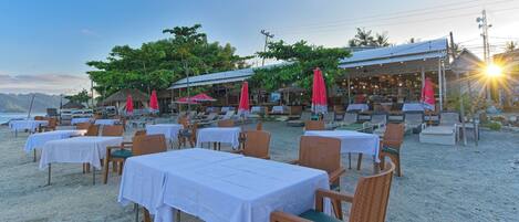 På stranden og hvit sand