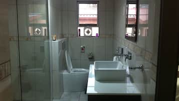 Habitación doble estándar, 1 cama Queen size | Baño | Tina y regadera independientes y tina profunda