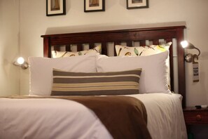 Executive Double Room | In-room safe, desk, iron/ironing board, free WiFi - Marico Guest House (Francistown)