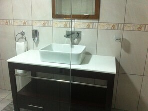 Standard Double Room, 1 Queen Bed | Bathroom sink - Marico Guest House (Francistown)