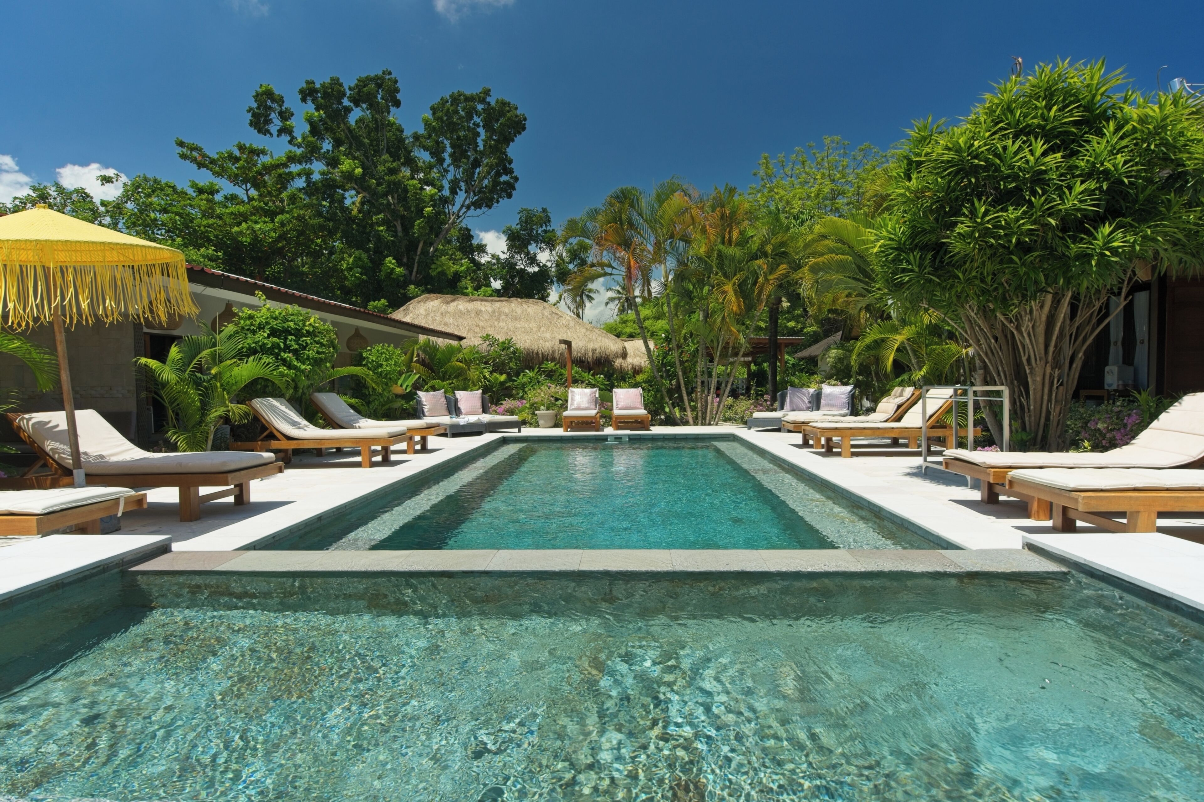 Piscine extérieure, chaises longues