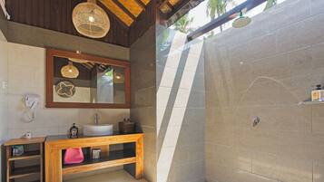 Glass Style Deluxe Room | Bathroom | Shower, free toiletries, towels, soap