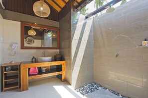Deluxe driepersoonskamer | Badkamer | Een douche, gratis toiletartikelen, handdoeken, zeep