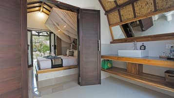 Chambre Double Standard | Salle de bain | Douche, articles de toilette gratuits, serviettes fournies, savon