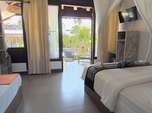 Deluxe driepersoonskamer | Een kluis op de kamer, verduisterende gordijnen, geluiddichte muren