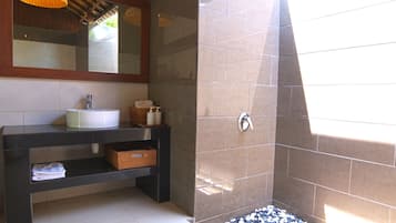 Glass Style Deluxe Room | Bathroom | Shower, free toiletries, towels, soap