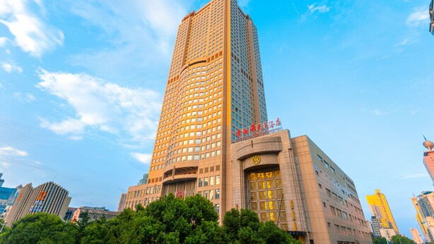 A tall, modern building with a grid-like facade and a large entrance. - Changsha Xiaoxiang Huatian Hotel (Changsha)