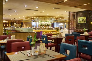 Petit déjeuner buffet servi tous les jours en supplément