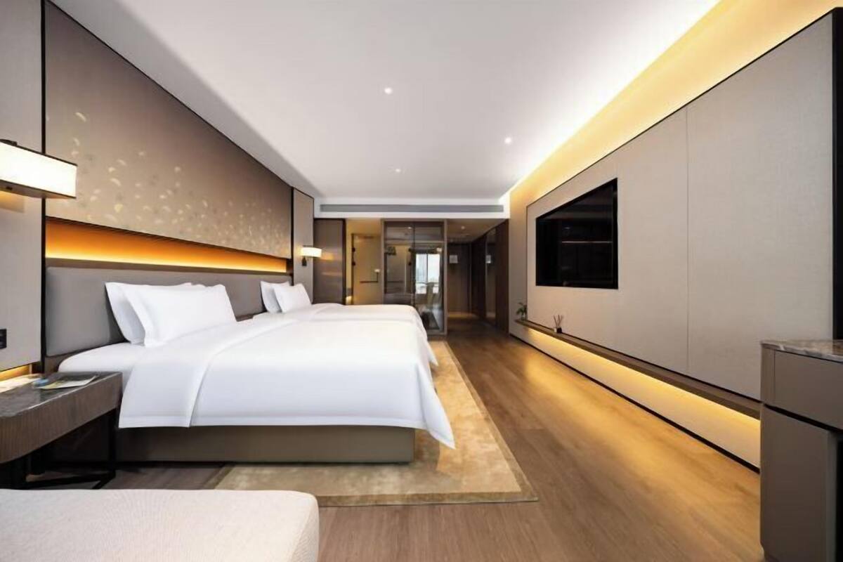 Minibar, caixa forta a l'habitació, escriptori i cortines opaques