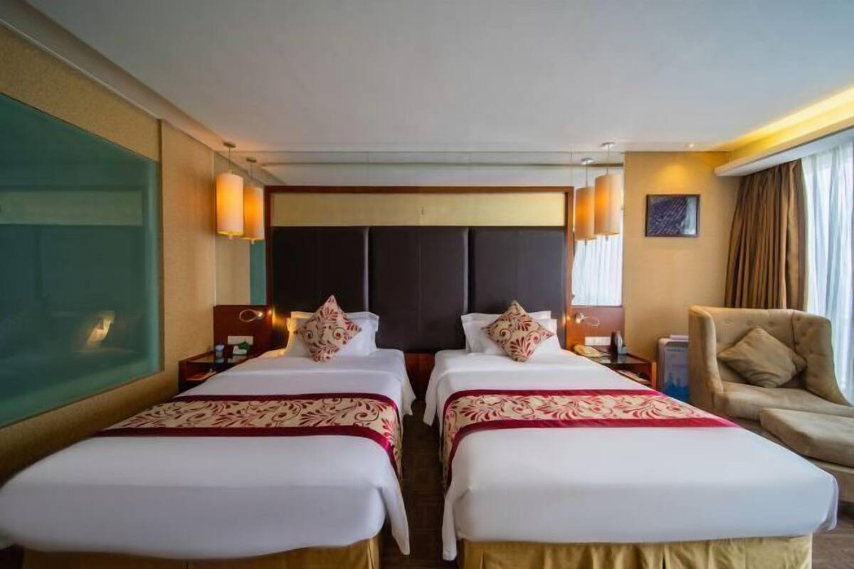 Minibar, coffres-forts dans les chambres, bureau, rideaux occultants
