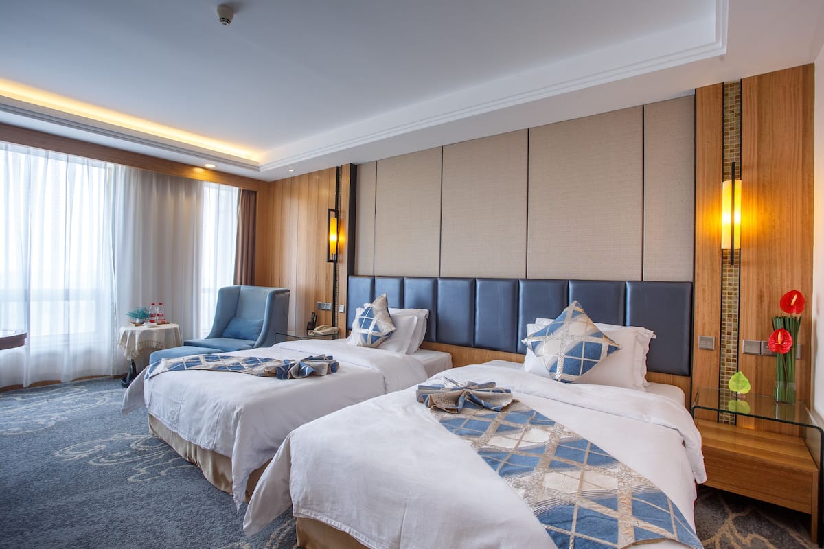 Design Twin Room | Minibar, in-room safe, desk, blackout drapes