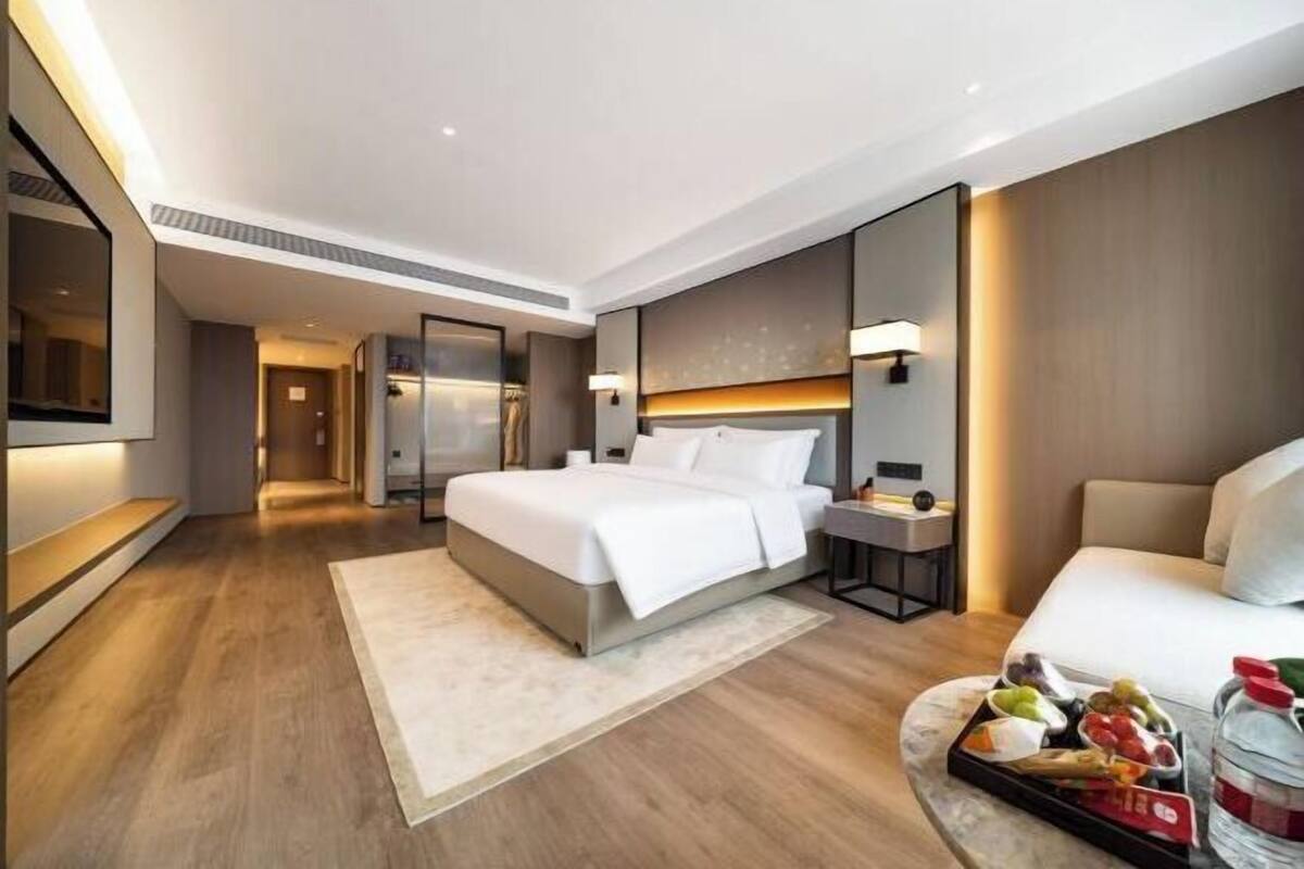 Minibar, caixa forta a l'habitació, escriptori i cortines opaques