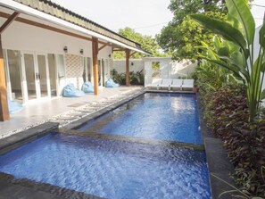 Outdoor pool, sun loungers - KyGunAya Villa (Gili Air)