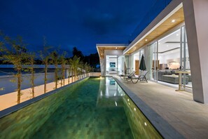 Outdoor pool, sun loungers - Villa Namo (Koh Samui)
