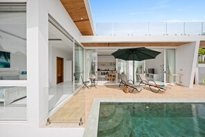 Outdoor pool, sun loungers - Villa Namo (Koh Samui)