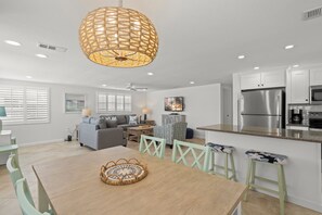 Interior - Steps to beach! newly-renovated Island House Beach Resort V6 (Siesta Key)