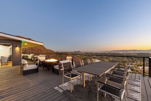 Outdoor dining - Secluded Camelback Estate with Sweeping City Views - Pool, Hot Tub, Viewing Deck (Phoenix)